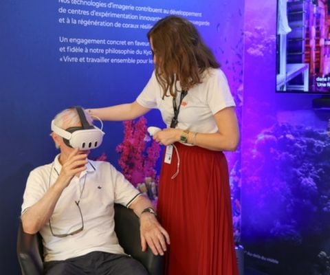 Visiteur équipé d’un casque de réalité virtuelle lors d’une expérience immersive Canon