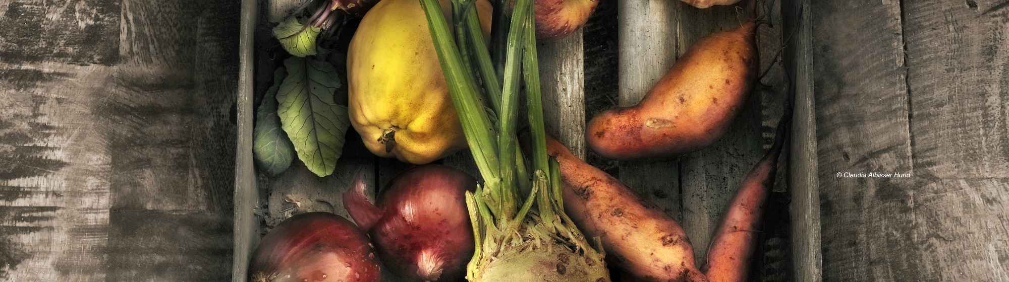Fruits et légumes du marché dans une cage en bois.