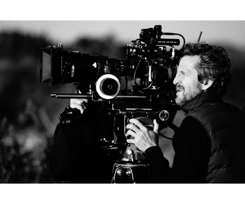 Photographe utilisant une caméra professionnelle lors de l’exposition Hors-Champs de Christophe Brachet