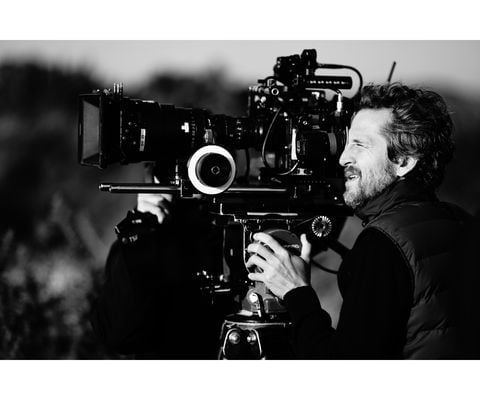 Photographe utilisant une caméra professionnelle lors de l’exposition Hors-Champs de Christophe Brachet