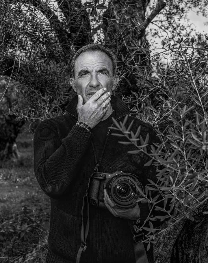 Portrait en noir et blanc de Nikos Aliagas
