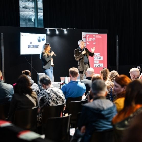 Conférence en cours au Salon de la Photo avec une intervenante sur scène et un public attentif.