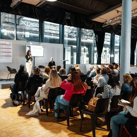 Conférence en cours au Salon de la Photo avec une intervenante sur scène et un public attentif.