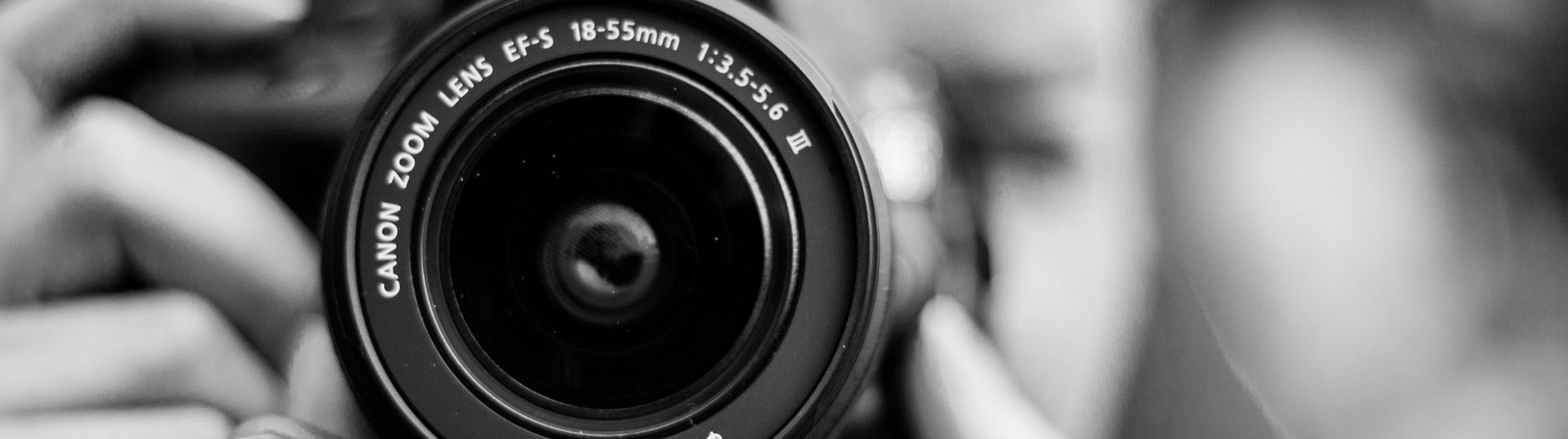 Photographe utilisant un appareil photo en noir et blanc, symbole de la photographie et de la création artistique