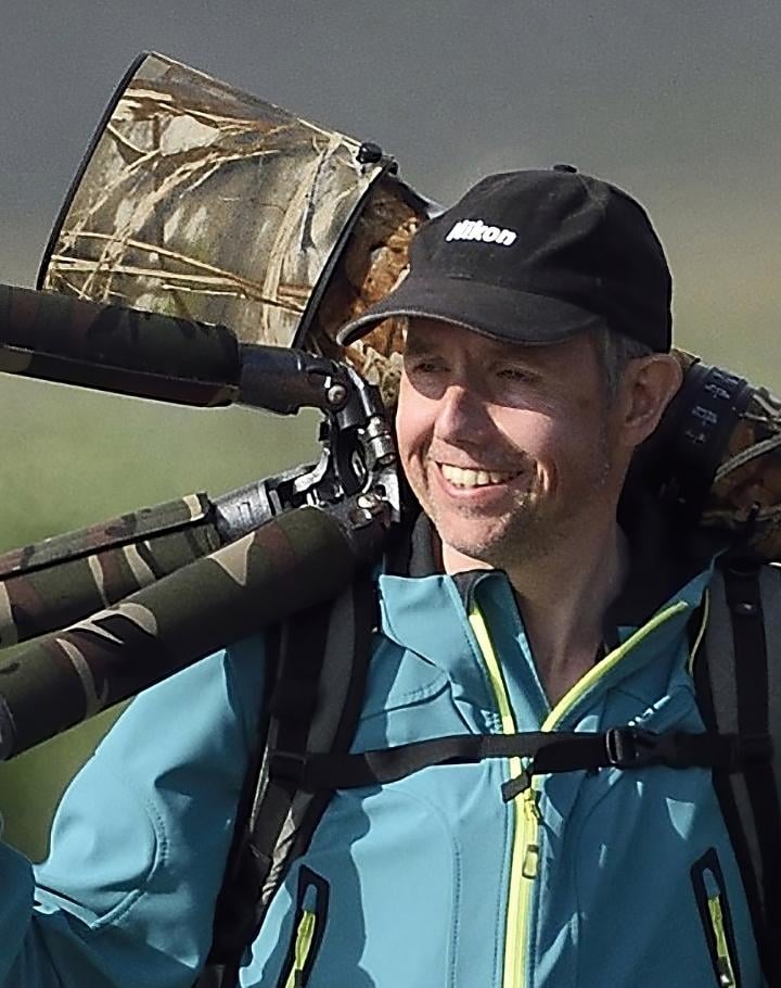 Photographe en extérieur, paysage volcanique en arrière-plan