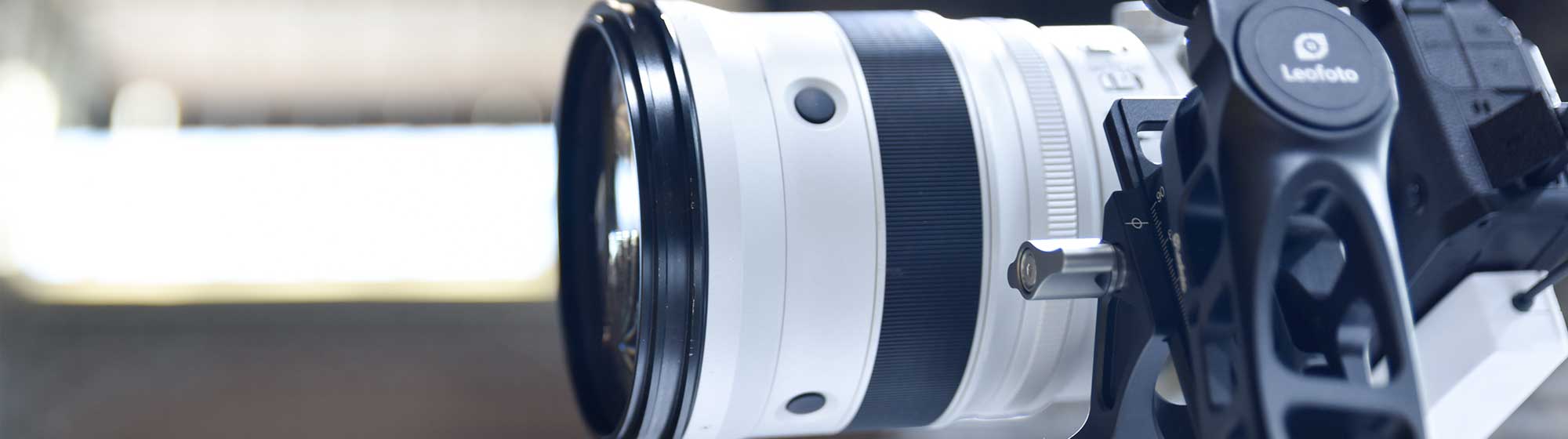 Un appareil photo de couleur blanc