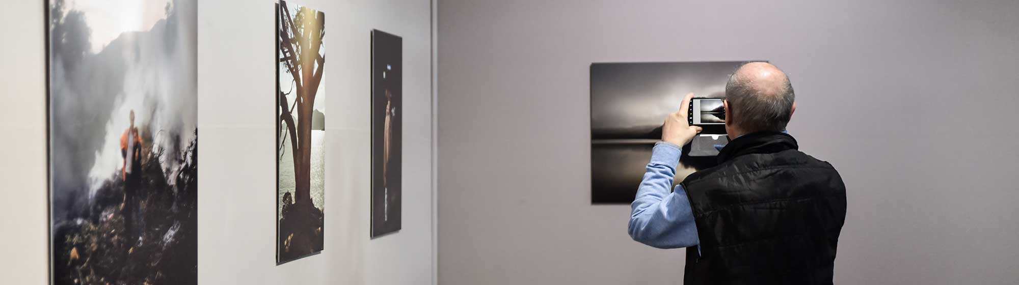 Le client prend en photo le tableau
