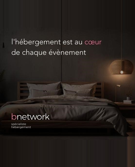 Une chambre d'hôtel avec un lit double