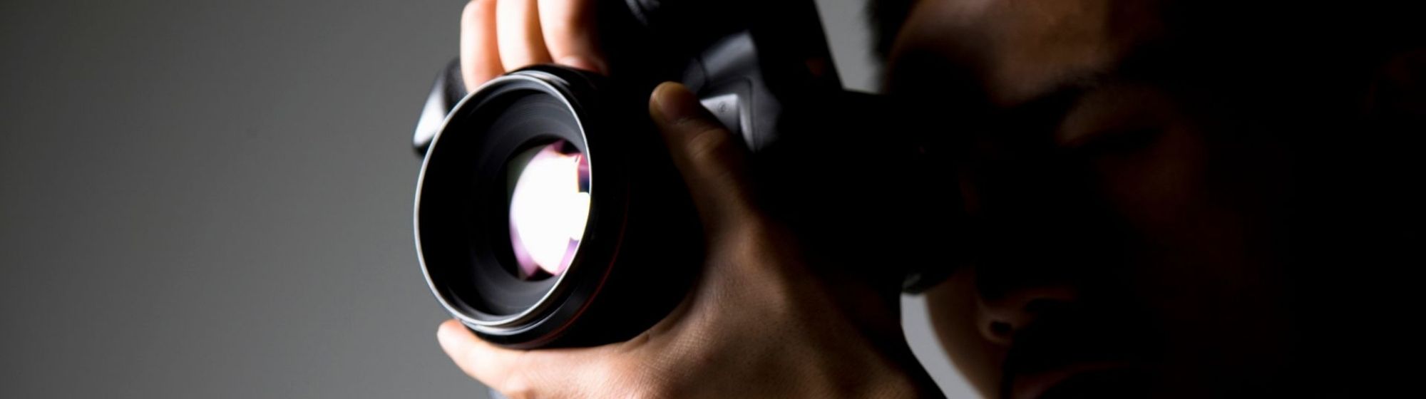 Photographe tenant un appareil photo