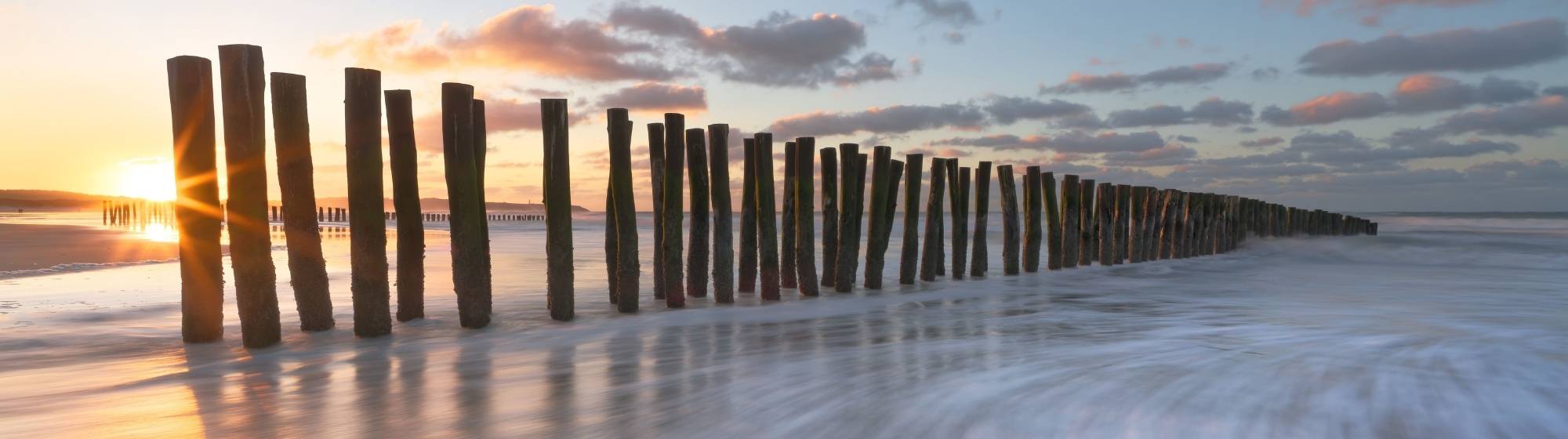 Du RAW sous-exposé au panorama final : chaque étape sert l’image composée sur la plage.