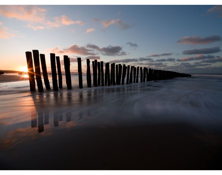 Du RAW sous-exposé au panorama final : chaque étape sert l’image composée sur la plage.
