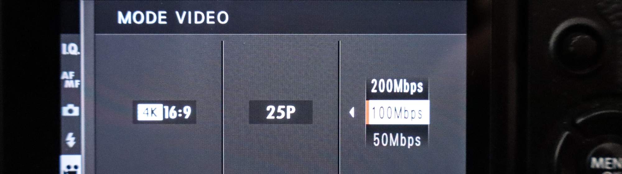 Écran de réglages d’un appareil photo en mode vidéo, affichant la résolution 4K, le format 16:9 et les options de bitrate.
