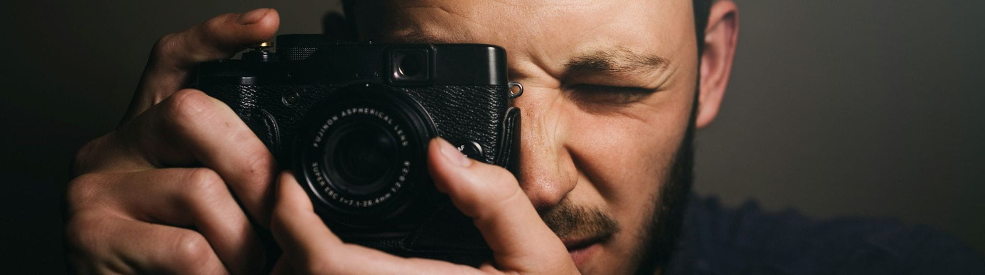 Un homme est en train de prendre une photo avec un appareil photo