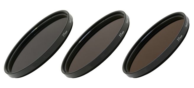 Trois filtres optiques circulaires de 77 mm de diamètre, à différentes intensités de teinte neutre (ND).