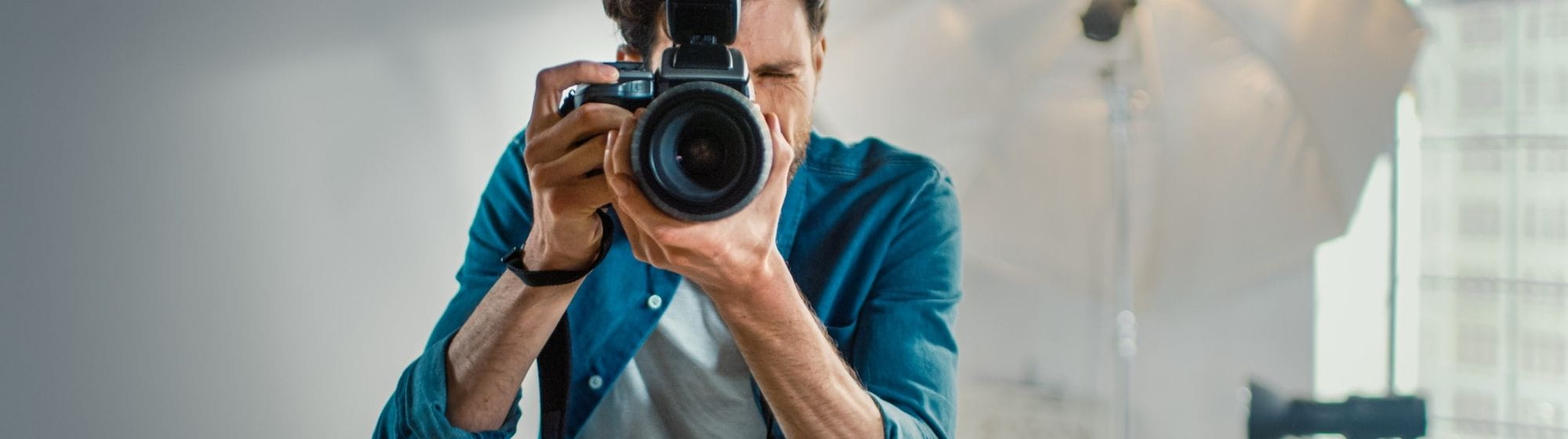 Homme tenant un appareil photo dans les mains pour prendre une photo