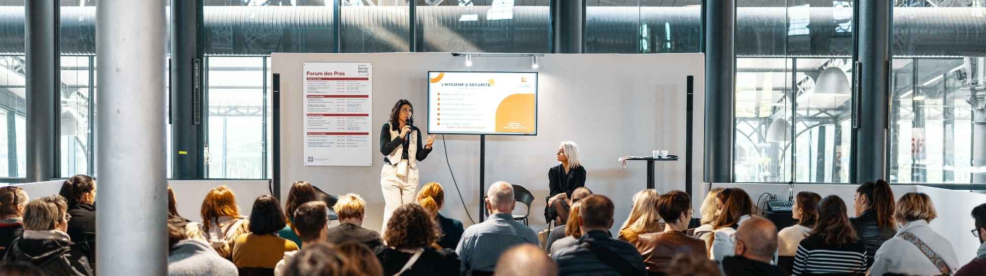 Présentatrice exposant un graphique devant des participants