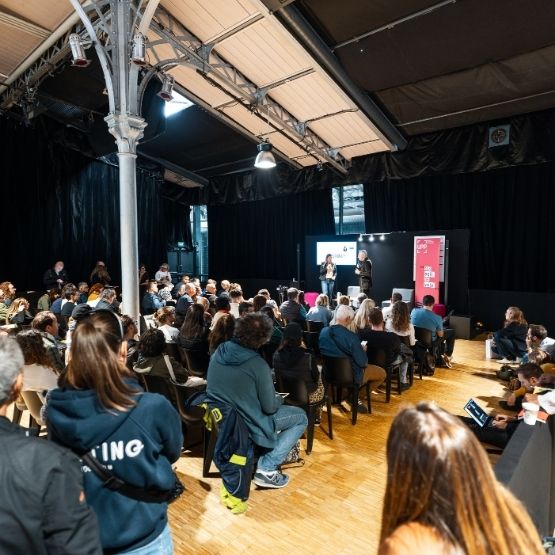 Conférence avec un public nombreux dans une salle