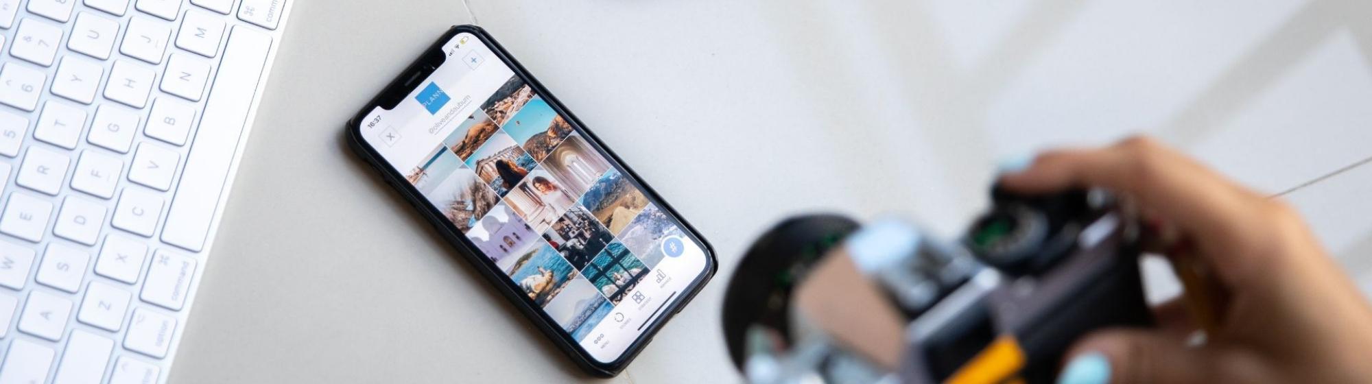 Personne utilisant un appareil photo pour photographier un téléphone affichant des images
