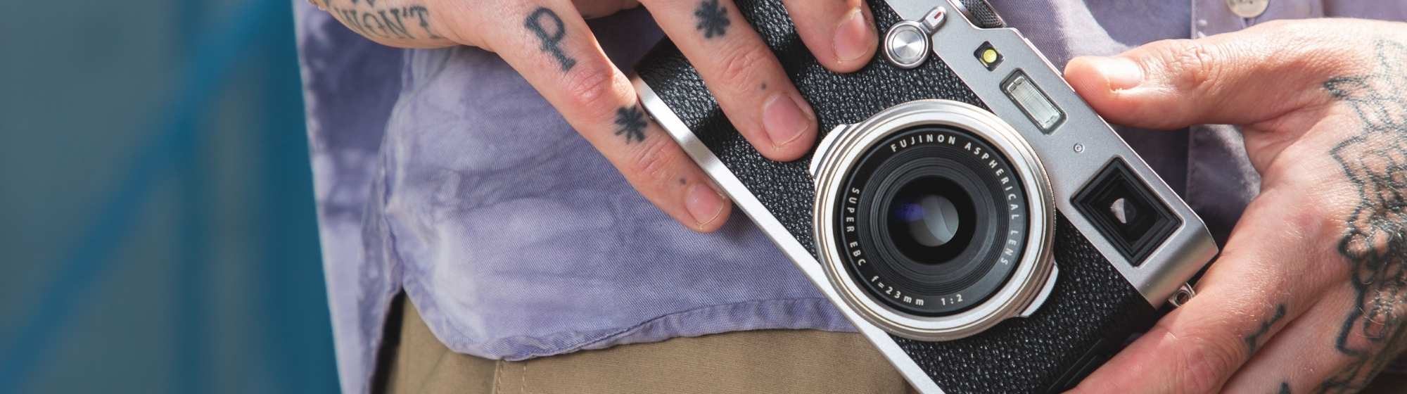 Appareil photo tenu dans les mains