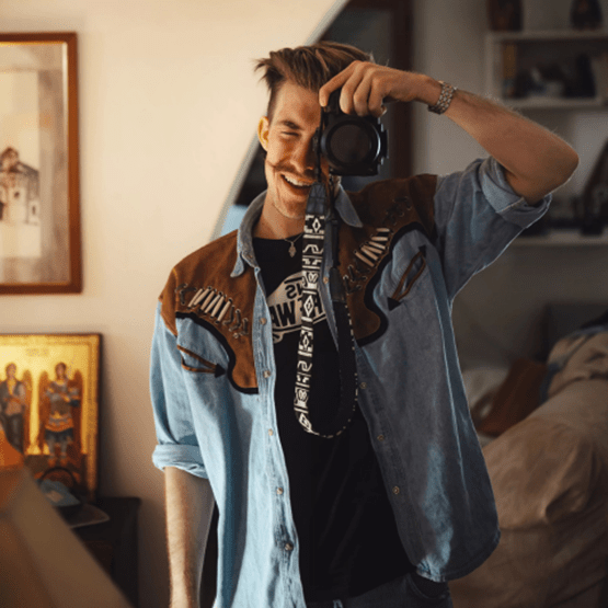 Portrait de Guillaume Lemaire tenant un appareil photo dans ses mains