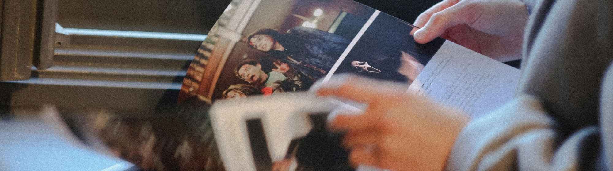 Personne feuilletant un magazine consacré à la photographie