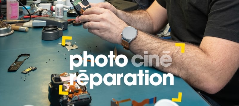 Mains en train de réparer un materiel electronique avec logo Photo cine réparation au premier plan