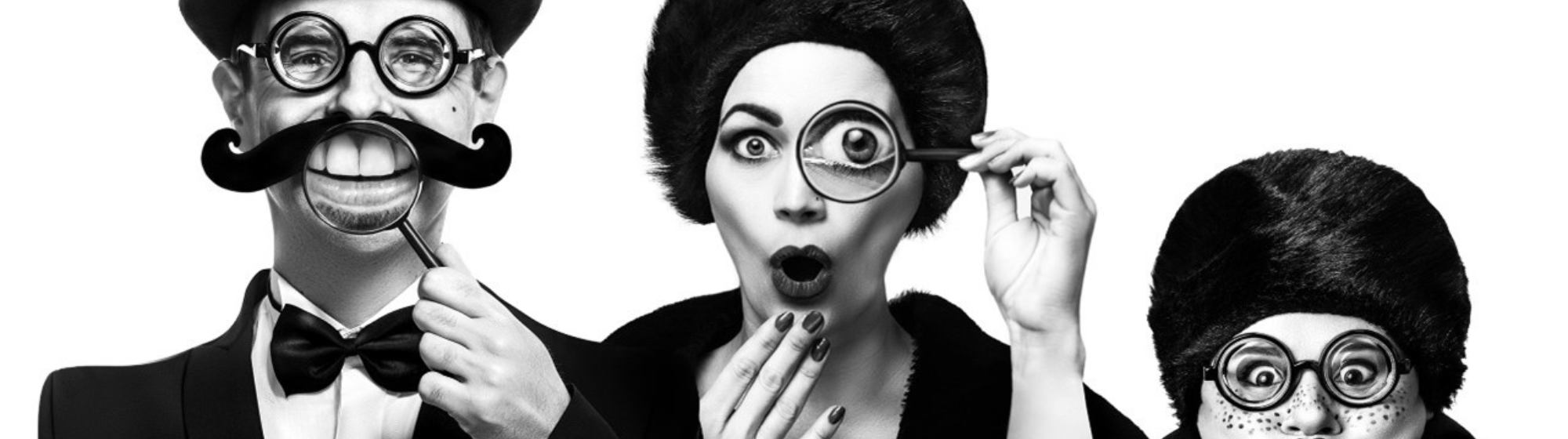Trois personnes avec des loupes qui grossissent leurs traits.