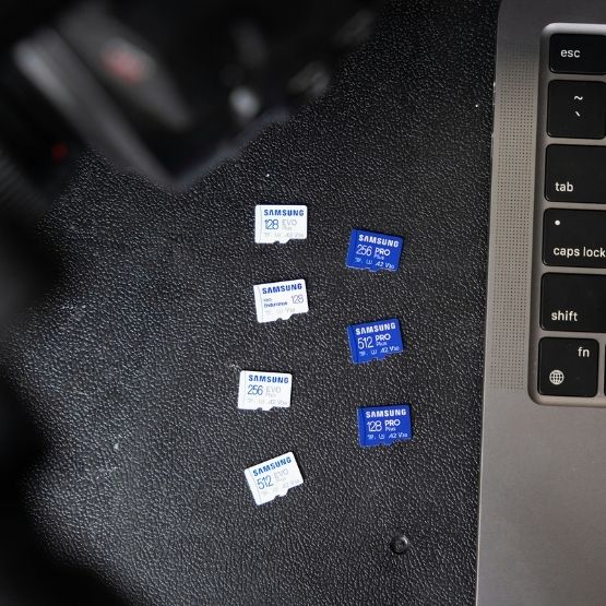 Cartes mémoire SD de différentes capacités posées à côté d’un ordinateur portable.
