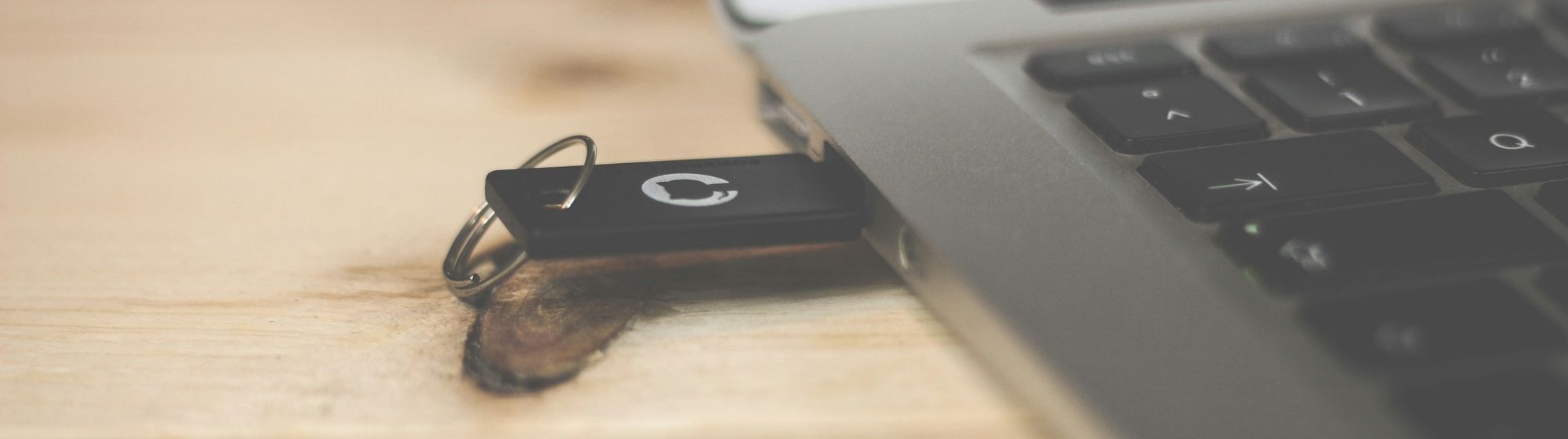Clé USB branchée à un ordinateur portable pour le stockage et la sécurisation des données.