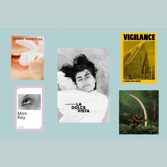 Sélection de livres et d’images présentée dans une exposition dédiée à la photographie