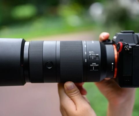 Gros plan sur un objectif téléobjectif monté sur un appareil photo Sony