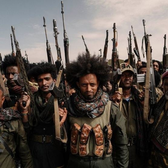 Photographie documentaire montrant un groupe d’hommes armés dans un reportage photo de type Magnum