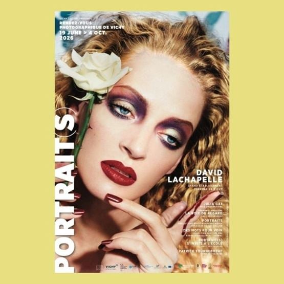 ffiche du festival Portraits 2026 par David LaChapelle avec portrait d'une femme et rose blanche