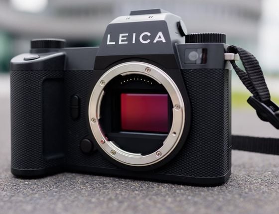 Appareil photo Leica SL3 avec objectif détaché, posé sur une surface extérieure