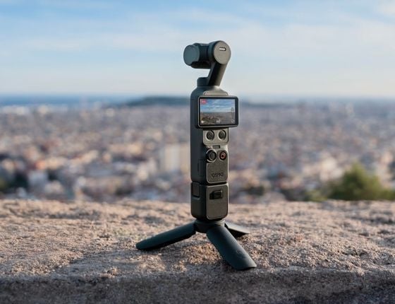 Stabilisateur DJI Osmo Pocket posé avec vue d’une ville en arrière-plan