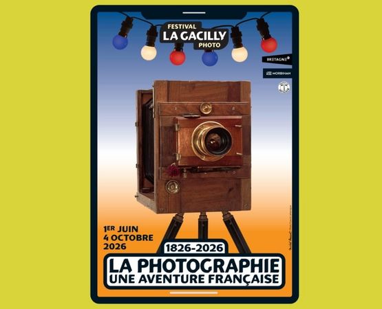Affiche du Festival La Gacilly Photo avec ancien appareil photo sur trépied