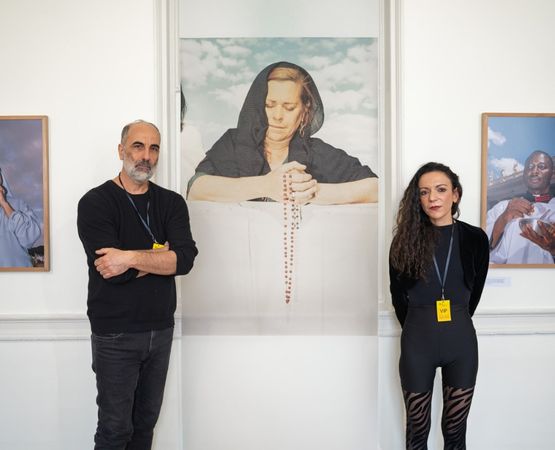 Jean-Marc Caimi et Valentina Piccini posant devant une photographie exposée
