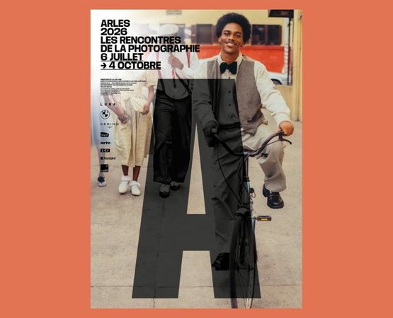 Affiche des Rencontres de la Photographie à Arles avec cycliste souriant