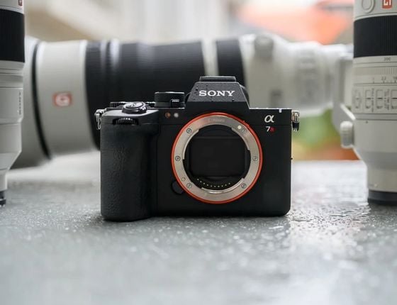 Appareil photo Sony Alpha 7R VI avec objectif posé sur une table