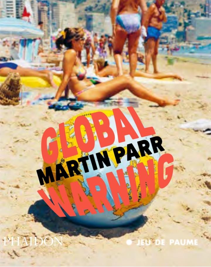 Affiche de l'exposition 'Global Warning' de Martin Parr avec une photo d'une femme sur la plage avec un globe terrestre