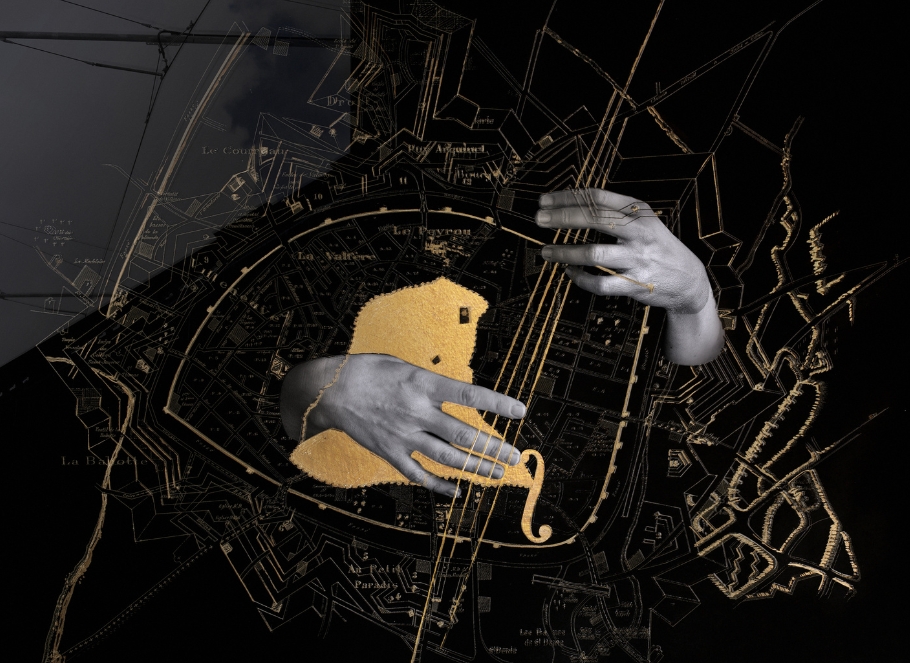 Mains jouant d'un instrument à cordes, carte d'une ville avec des lignes dorées en arrière-plan
