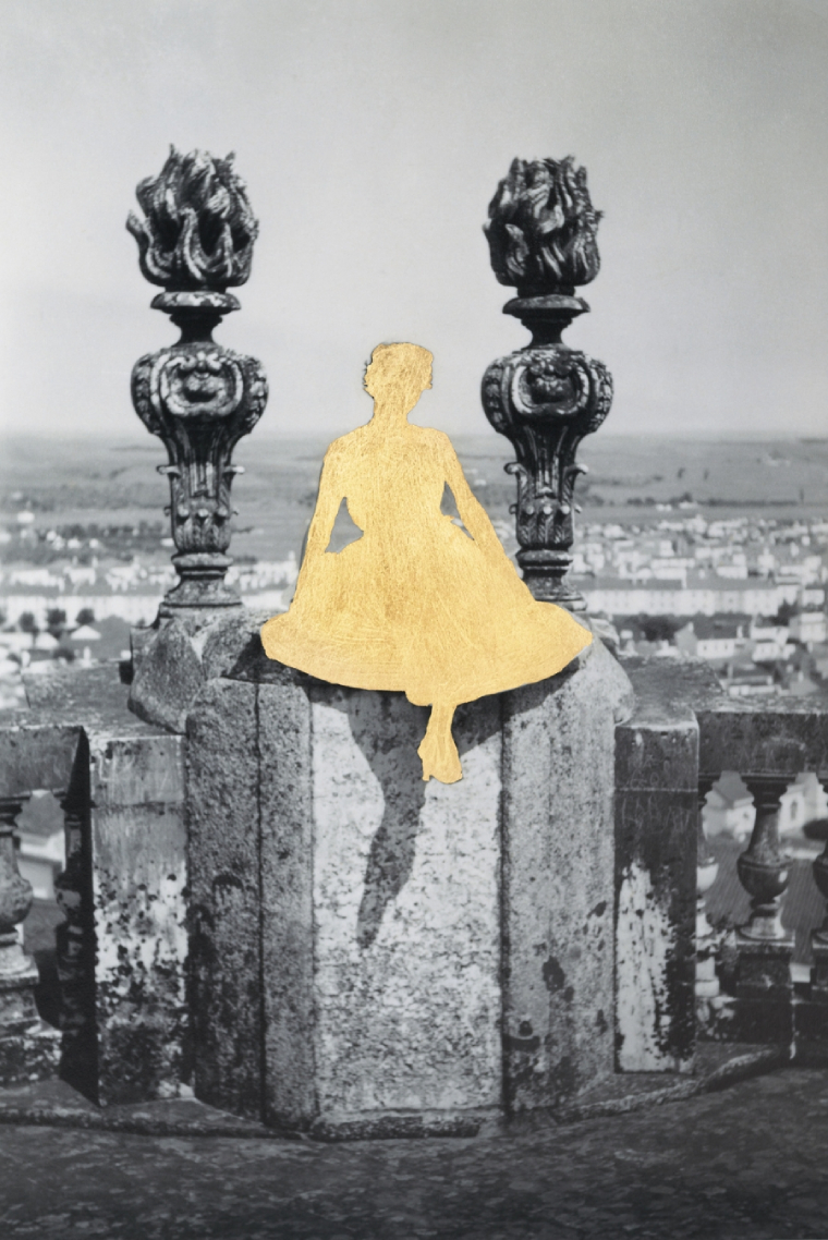 Silhouette dorée d'une jeune fille sur fond de paysage urbain noir et blanc