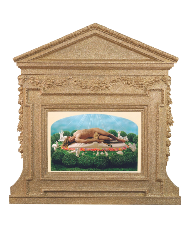 Image d'inspiration biblique dans un cadre finement sculpté représentant un homme nu légèrement recouvert d'un drap doré, allongé sur un matelas dans un décor végétal fantastique et entouré d'animaux sculptés.