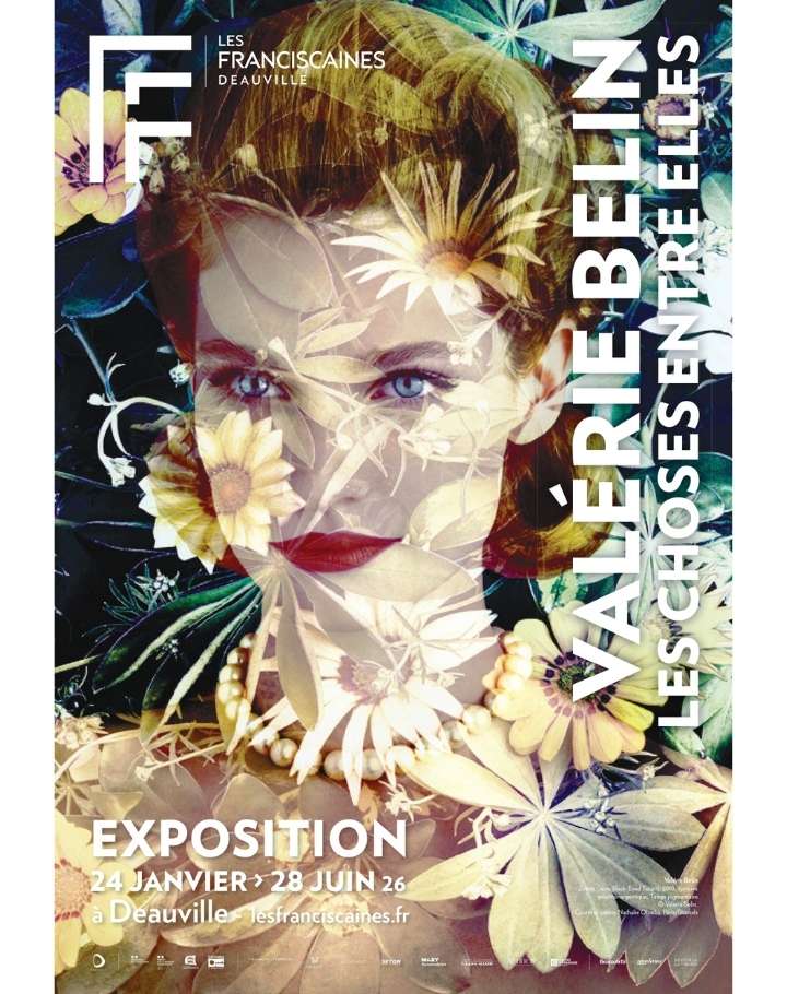 Affiche de l’exposition Valérie Belin à Deauville, portrait féminin stylisé mêlé à des motifs floraux