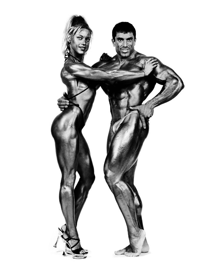 Homme et femme bodybuilders posant ensemble, photographie en noir et blanc sur fond blanc