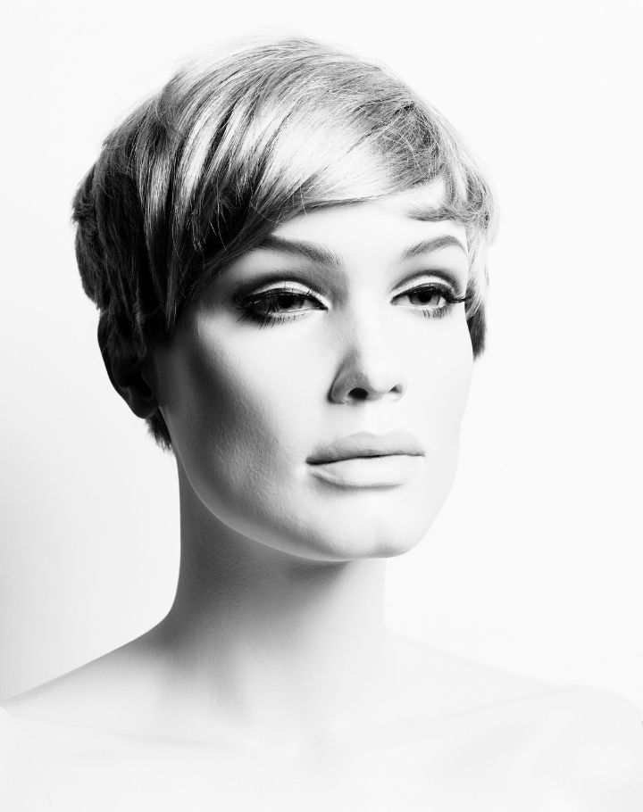 Mannequin féminin en noir et blanc, portrait minimaliste sur fond blanc
