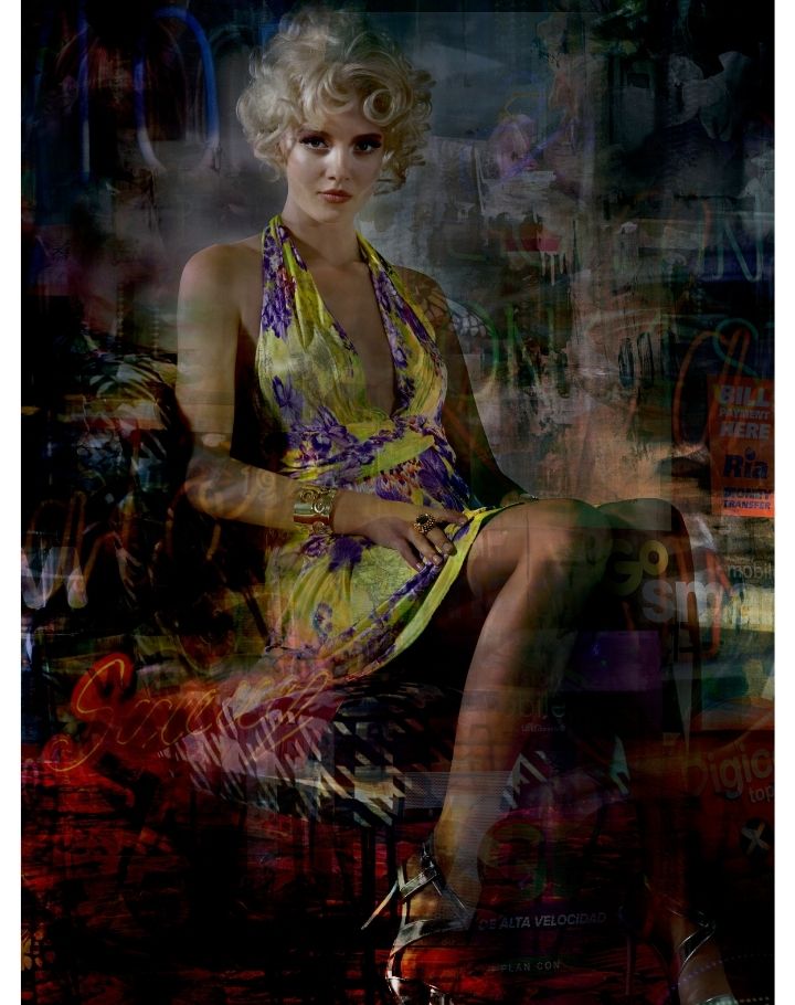 Portrait artistique d’une femme assise en robe fleurie, ambiance cinématographique et collage visuel