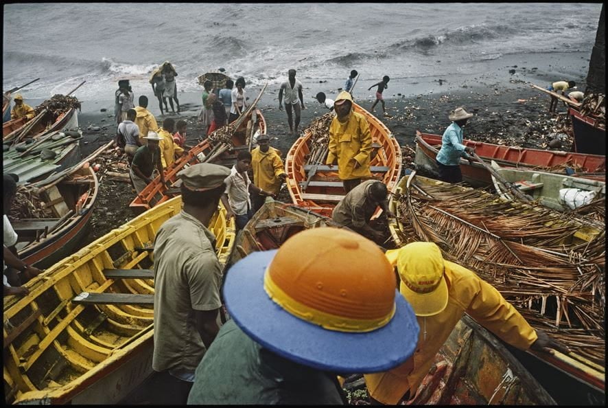 Mise à l’eau des gommiers, embarcations traditionnelles, village de Grand’Rivière, Martinique, 1979