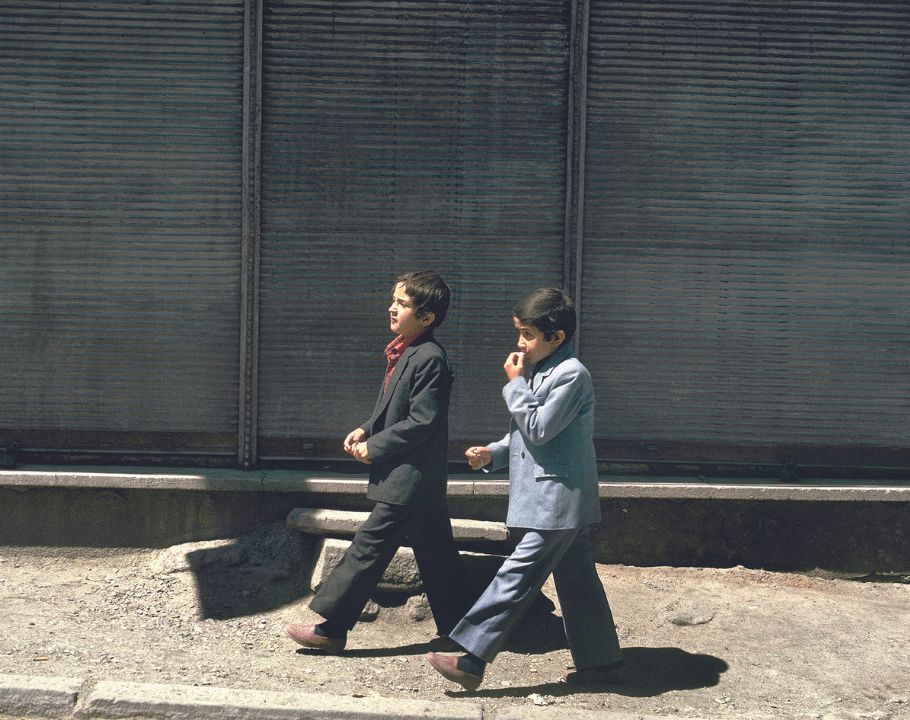 Des enfants se baladent dans la rue