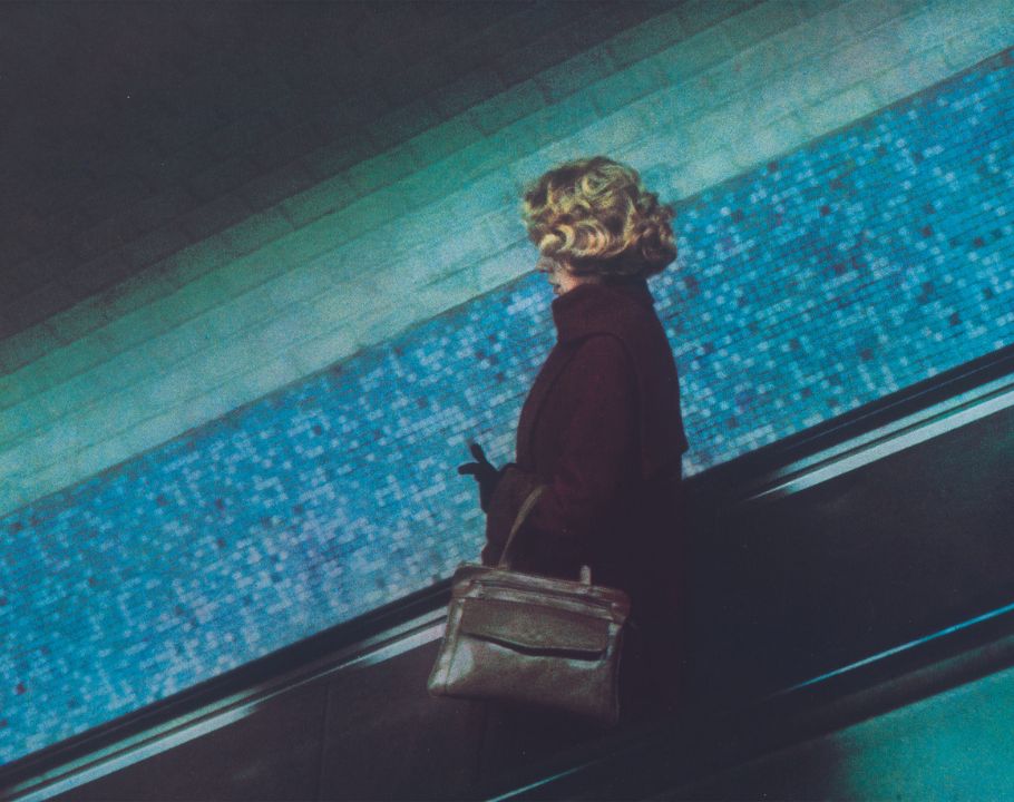 Une femme sur un escalator